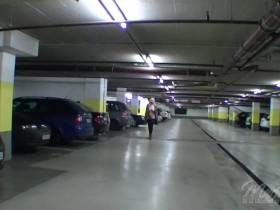 Vorschaubild vom Privatporno mit dem Titel "Fast nackt im parkhaus gepinkelt" von marinamontana