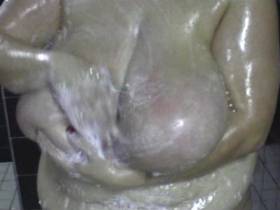 Vorschaubild vom Privatporno mit dem Titel "Saunadusche" von Traumbusen