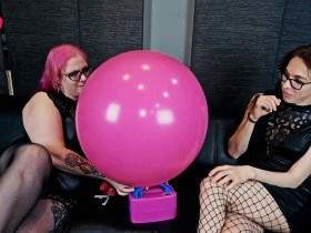 Luftballon-Fetisch entdeckt? Hoffentlich platzt er nicht!
