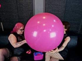 Luftballon-Fetisch entdeckt? Hoffentlich platzt er nicht!