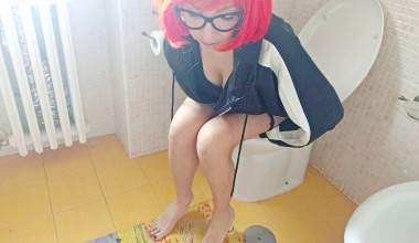 hot redhead loves to pee