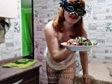 Olga isst Kot mit Gemüse