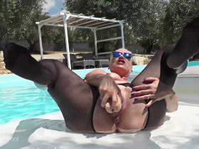 Vorschaubild vom Privatporno mit dem Titel "Dildofick im Pool" von Hotvaleria
