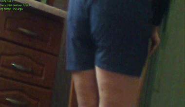 Blaue Shorts gefüllt mit Scheiße