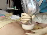 Baby mit Pinkelflasche gefickt