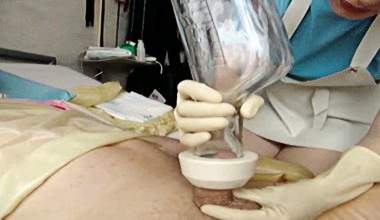 Baby mit Pinkelflasche gefickt