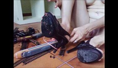 Zerstöre die Spielzeugzüge meines Vaters! (Toilettenfetisch Extrem)