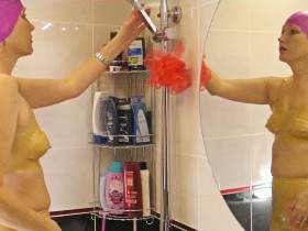 Dusche in transparentem Latex mit Badekappe