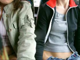 2feuchte pussy in the bus