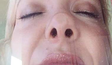 Nase durch das Fenster