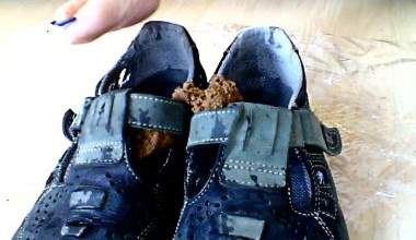 Kacke in den Schuhen und mit nackten Füßen drin rumsauen