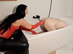 Meine roten Latexhände stecken tief in deinem Arschloch