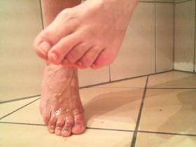 Vorschaubild vom Privatporno mit dem Titel "Meine Füsse brauchen Deine Zunge" von EvilBitch