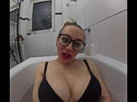 Fußgöttin gibt Wichsanleitung in der Badewanne!