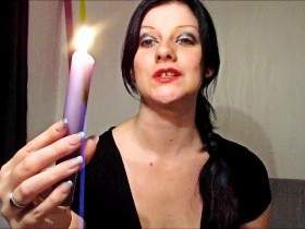 Vorschaubild vom Privatporno mit dem Titel "Wachsspielchen für Minipimmel-Loser" von GeileDiana