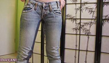 Neue Jeans eingepisst