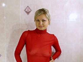 Christina in Jeans und Nylon Top in der Dusche