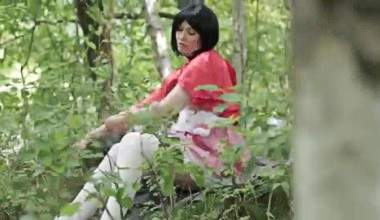 Deluxxe Film: Rotkäppchen im Wald beim wichsen bespannert