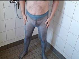 Pissen in blauer Feinstrumpfhose