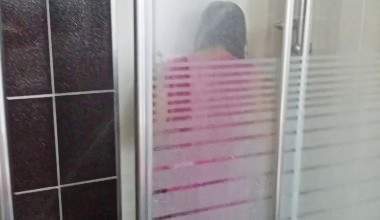 Voyeur im Badezimmer 1