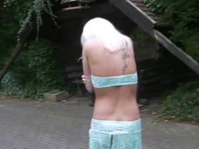 3 heiße blonde Fötzchen pissen Outdoor ab!