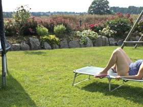 Vorschaubild vom Privatporno mit dem Titel "Nackt im Garten durchgefickt" von SexyLeni