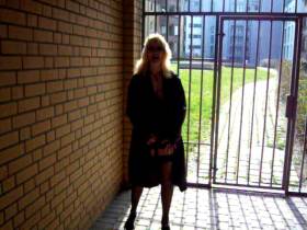 outdoor piss in the courtyard en******