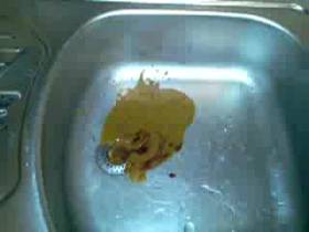 Dünschiss im Spülbecken