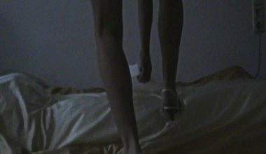 Im dunkeln eine Wurst ins Bett gelegt.