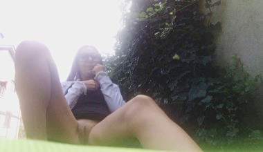 meine mutter pinkelt im garten Was für ein Unheil! und dann berührt sie sie ....