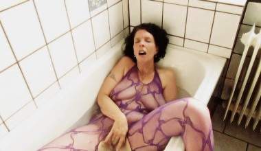 Im Catsuit in der Badewanne	
