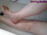 Sie rasiert ihre Beine