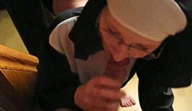 Junge Nonne lernt das Blasen
