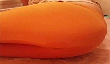 Orange Strumpfhosen gekackt