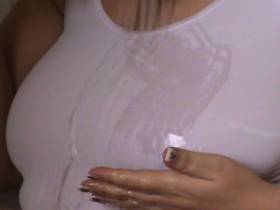 Vorschaubild vom Privatporno mit dem Titel "Wet T-Shirt in er Badewanne" von crazy1963