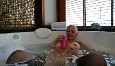 Nylons im Whirlpool und eine Orgasmus Explosion