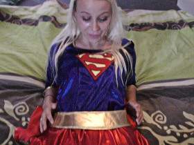 Vollgewichste Superwoman im Bett erwischt