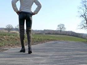 Warten in Leggings und Wildleder-Overknees