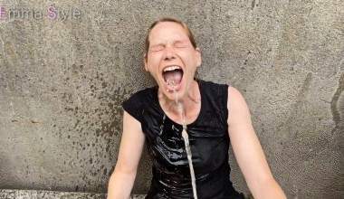 Emma pisst Outdoor, wird erwischt und angepisst