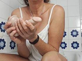 So mein Freundchen, ich piss dir auf deinen Schwanz, behaart