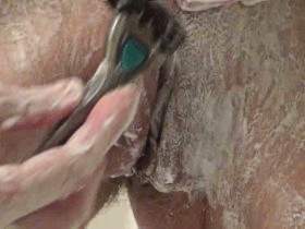 Vorschaubild vom Privatporno mit dem Titel "Rasierschaum am ganzen Körber" von Sue-Allen