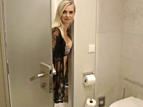 Bist du würdig für meine Pisse? Dann komm und schau zu!