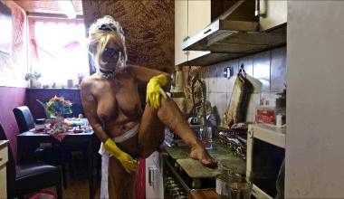 Putzfee in Latexhandschuhe