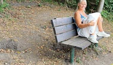 Schau mal so sitze ich auf der Parkbank