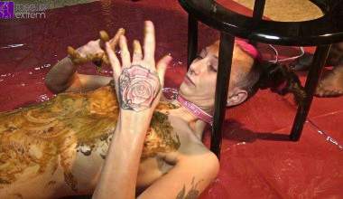 Teeny-Sklavin wurde von 2 Dominas vollgekackt!