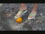 crushing Orange mit Flip Flops