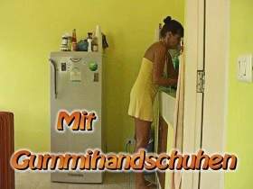 Mit Gummihandschuhen