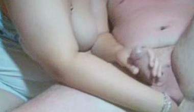 Masiere seinen Schwanz und kraule dabei an seinem Loch dann fange ich an seinen Schwanz ganz leidenschaftlich  und zart zu Blasen 