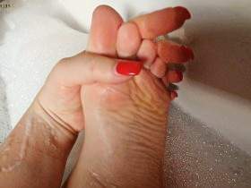 Hot foot games in the tub