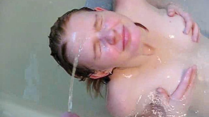 Mietzekatze18 - Wash hair with piss in the tub